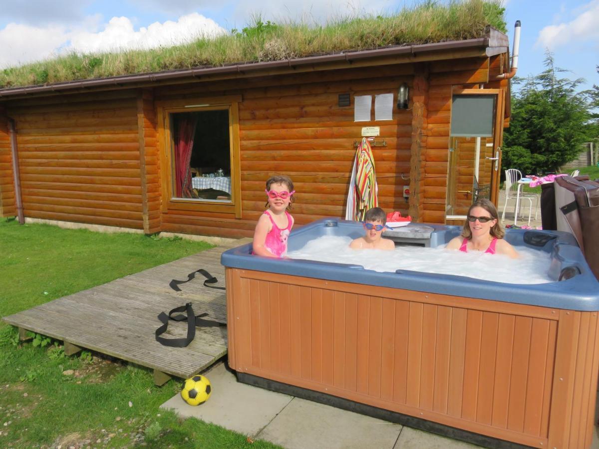 Glenbeag Mountain Lodges Spittal of Glenshee Exterior photo