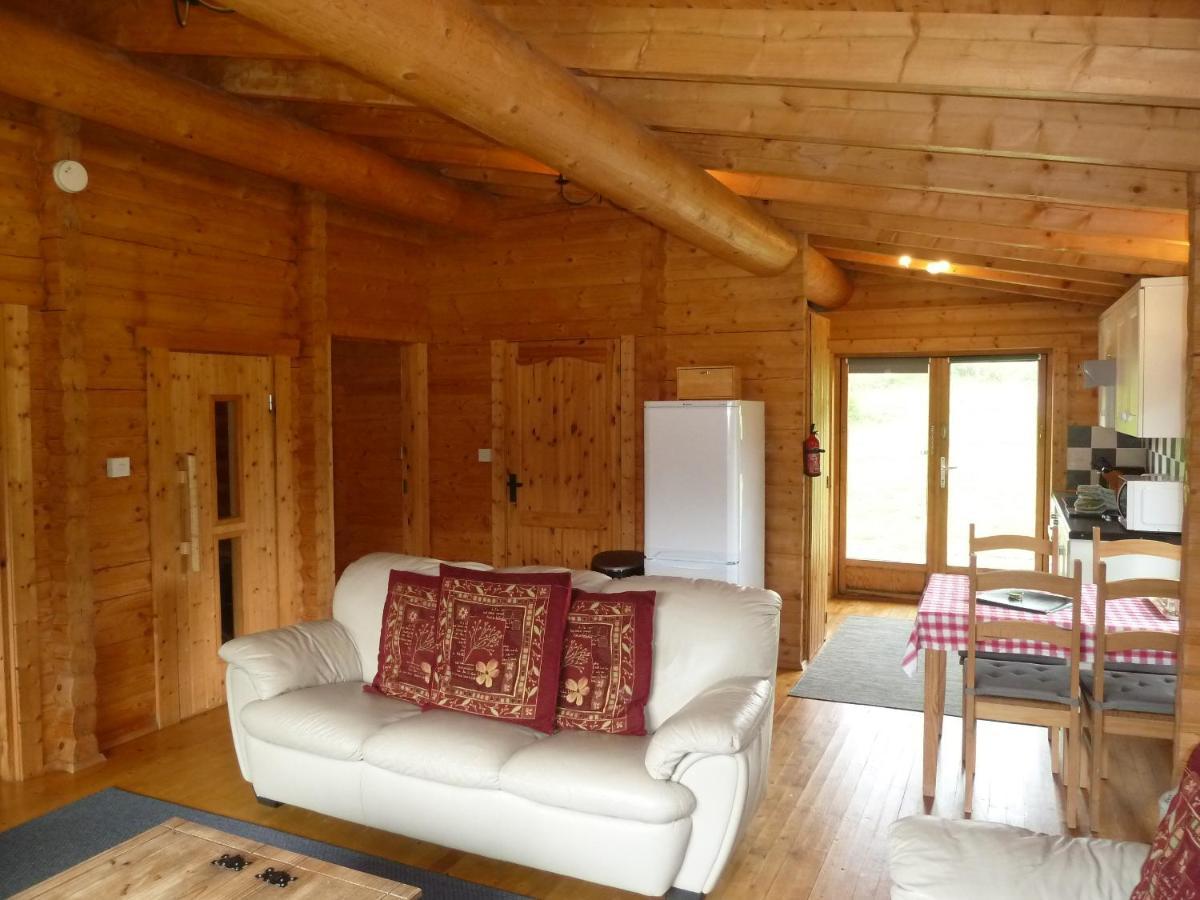 Glenbeag Mountain Lodges Spittal of Glenshee Exterior photo