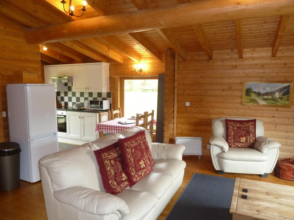 Glenbeag Mountain Lodges Spittal of Glenshee Exterior photo