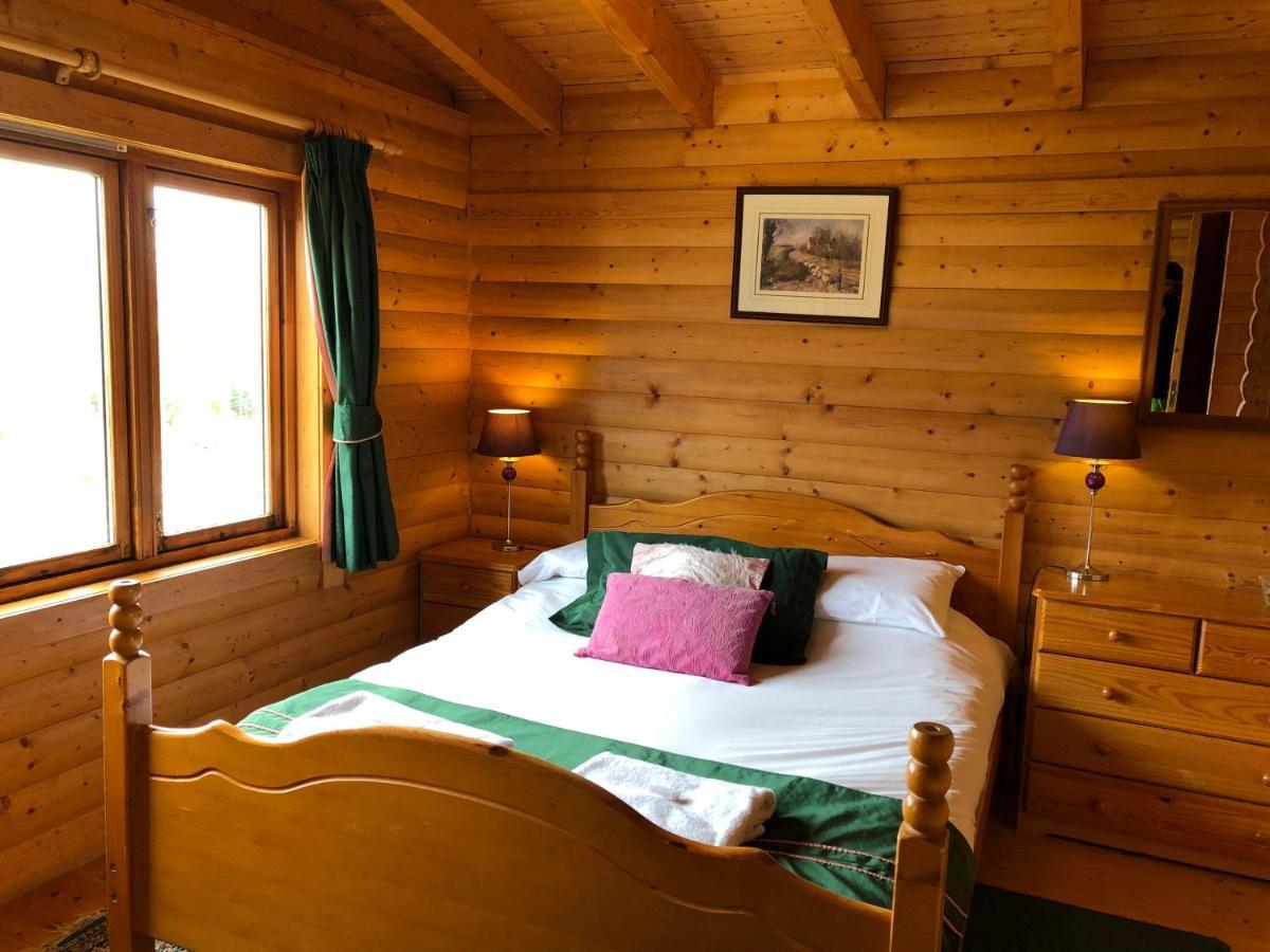 Glenbeag Mountain Lodges Spittal of Glenshee Exterior photo
